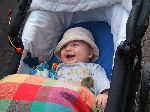 Oskar Vogel mit Sonnenhut im Kinderwagen unter einer bunten Decke. Foto: Paul Morf Gronert