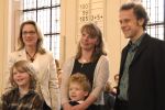 Drei von Oskar Vogels Taufpaten, davon zwei mit Kindern, in der Kirche. Fotograf unbekannt