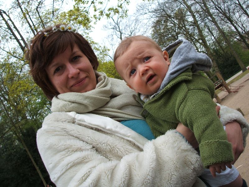 Oskar Vogel in grner Strickjacke mit Stirnfalte auf dem Arm von Lena in der Eisenbrenjacke. Foto: Paul Morf Gronert