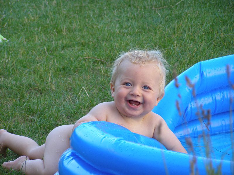 Oskar Vogel am Rand des Planschbeckens im Garten. Fotograf unbekannt