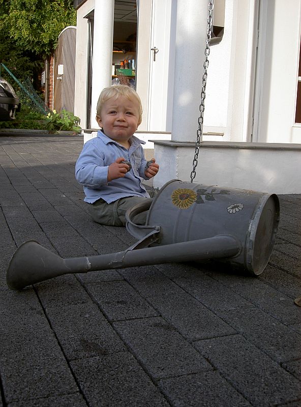 Oskar Vogel blickt unzufrieden im Vordergrund liegt eine Giekanne. Fotograf unbekannt