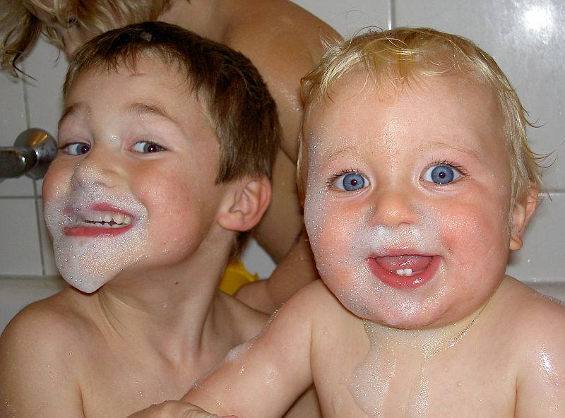 Oskar Vogel und Geschwister baden, Schaum im Gesicht. Fotograf unbekannt