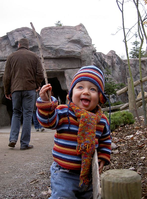 Oskar Vogel in gestreifter Strickmode, mit einem Stock in der Hand. Fotograf unbekannt