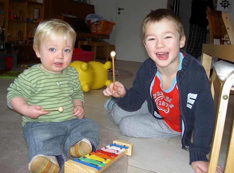 Emil und Oskar machen Musik. Fotograf unbekannt