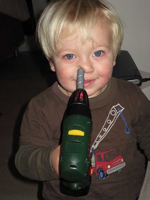 Oskar Vogel mit Spielzeugbohrmaschine. Fotograf unbekannt.